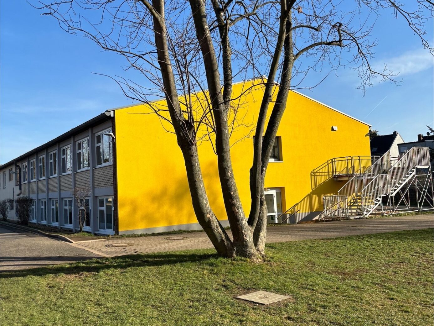 Verwaltung und OGS-Gebäude