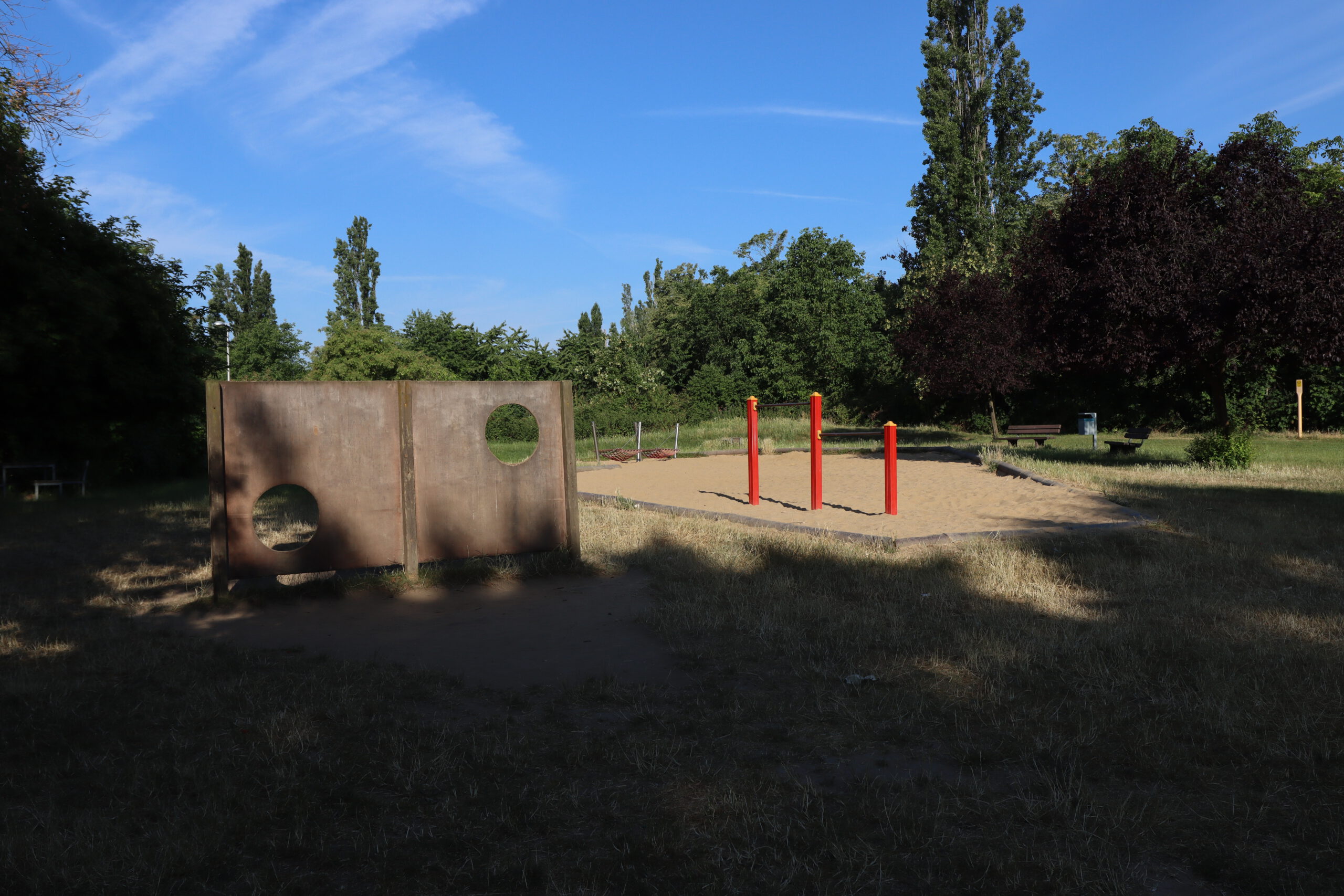 Torwand und Sandbereich