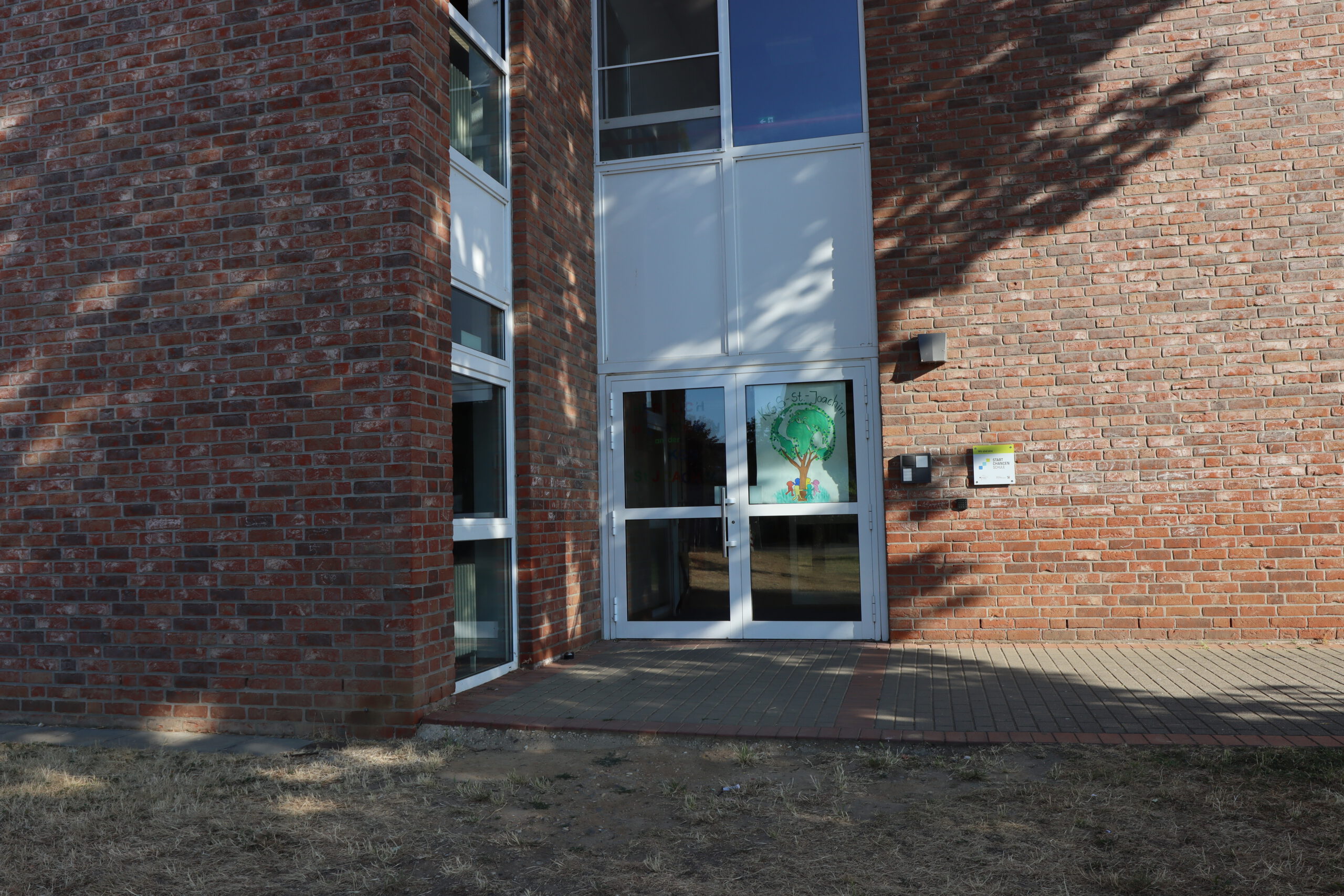 Eingang Schulgebäude