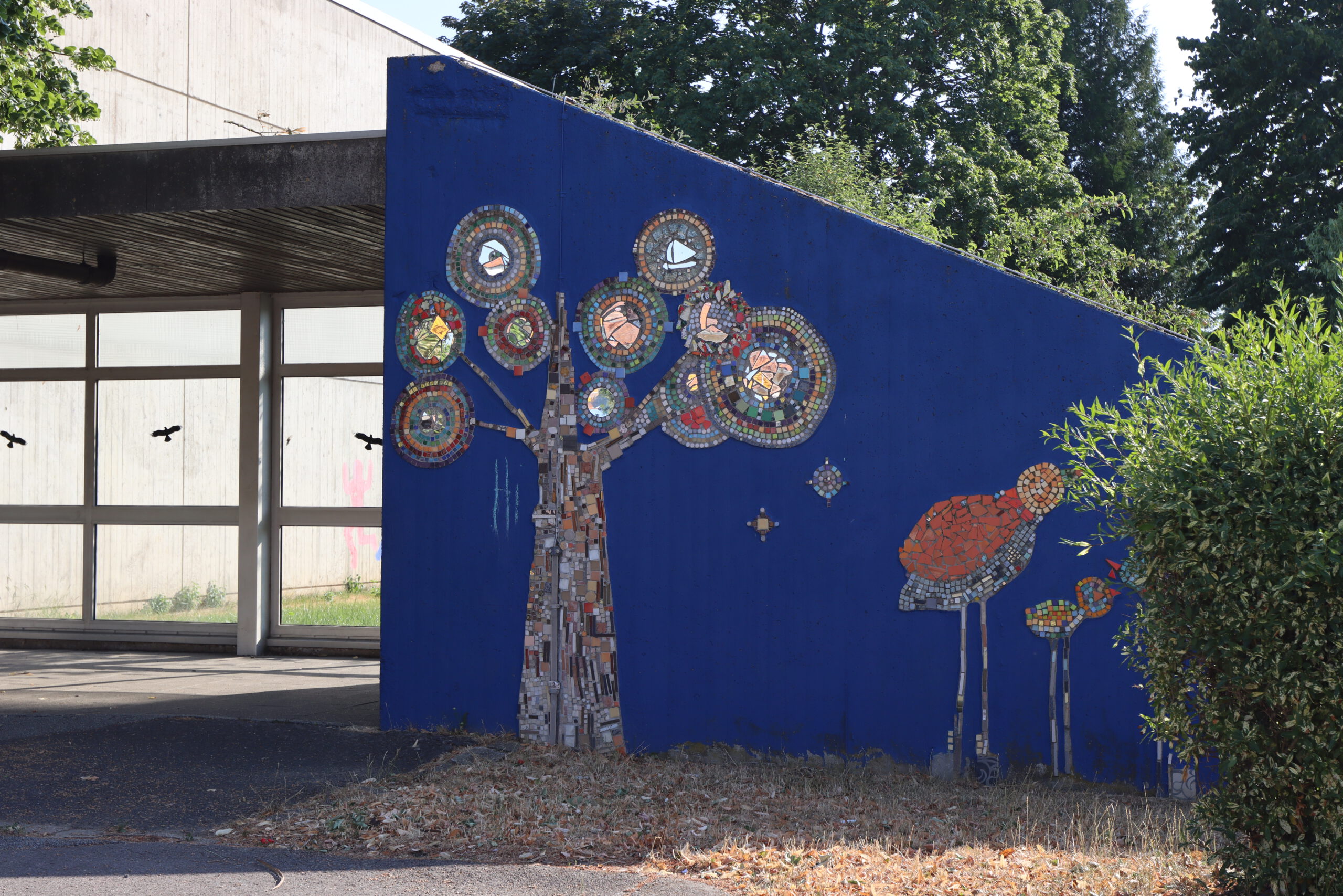 Mosaik vor dem Eingang der Turnhalle