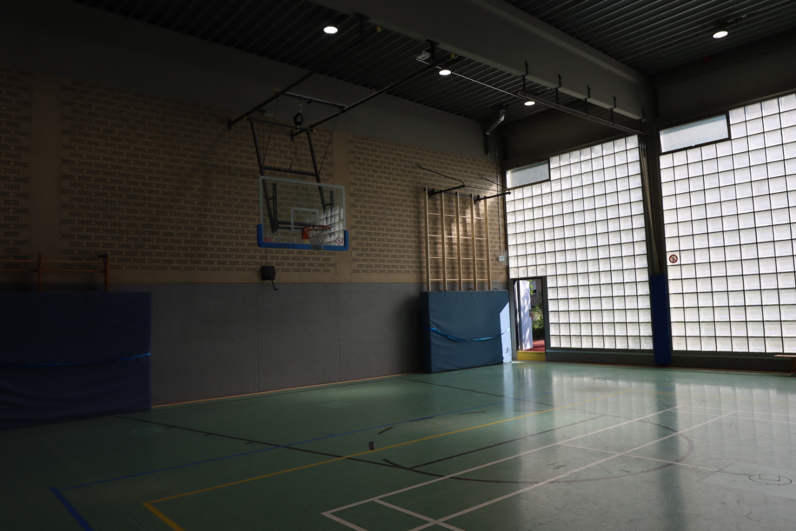 Turnhalle mit Basketballkorb
