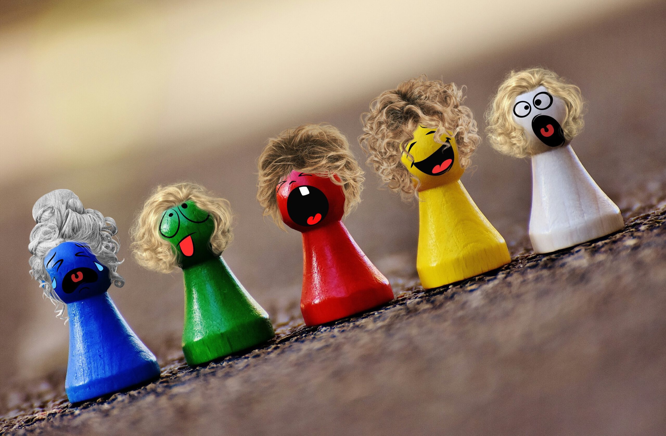 Lustige Spielfiguren in bunten Farben