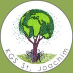 Logo der Schule. Ein Baum welches von Kindern umarmt wird.