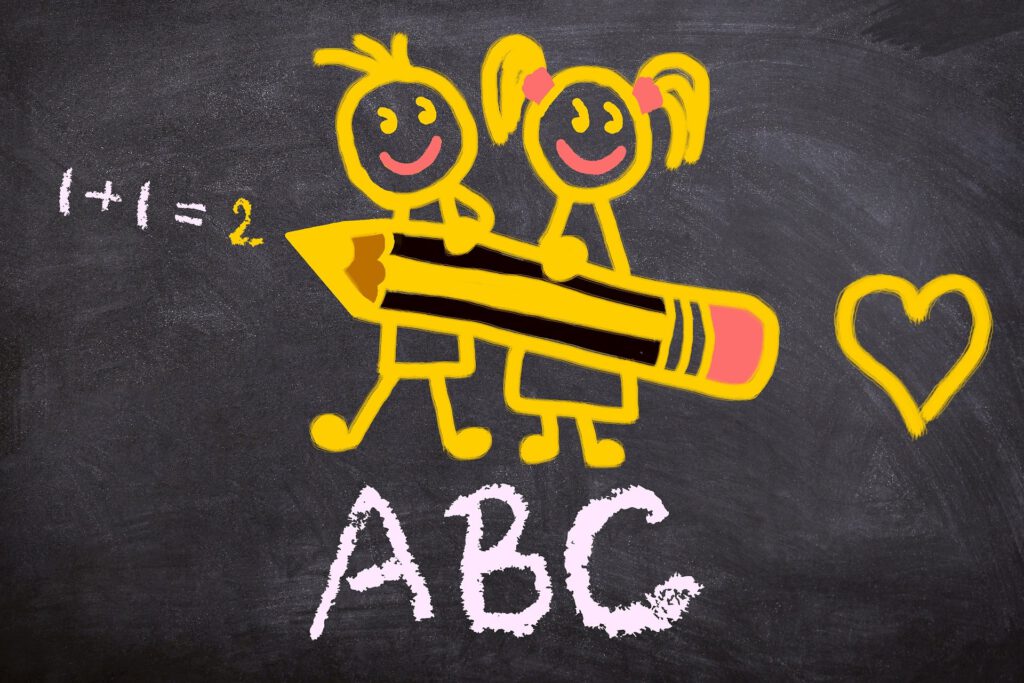 Tafel mit einer einfach 1+1 Rechnung einem ABC und Strichmännchen Kinder mit einem riesigen Bleistift und einem Herz